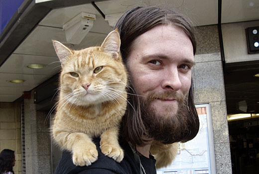 Two cool cats… the Big Issue seller and a stray called Bob inews092410_04