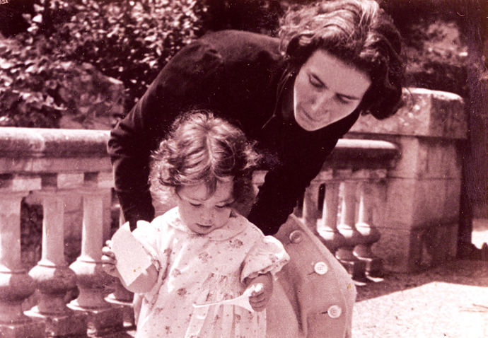 Frank exchange Kate & Miriam La Foresta