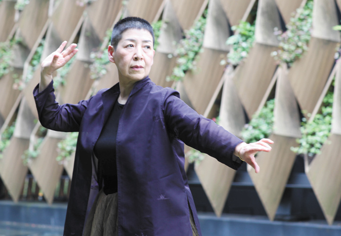In devotional mood Midori Takada c_Eri Harada
