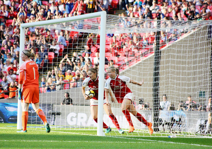 Arsenal player race to get the ball back after scoring - Etoe-9