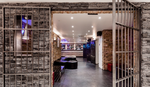 Drink in the atmosphere: on the way to a bar at the Courthouse Hotel