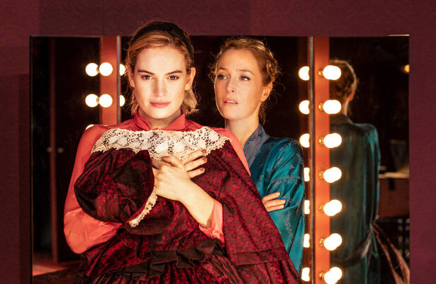 Review: All About Eve, at Noel Coward Theatre All About Eve Gillian Anderson and Lily James_credit Jan Versweyveld