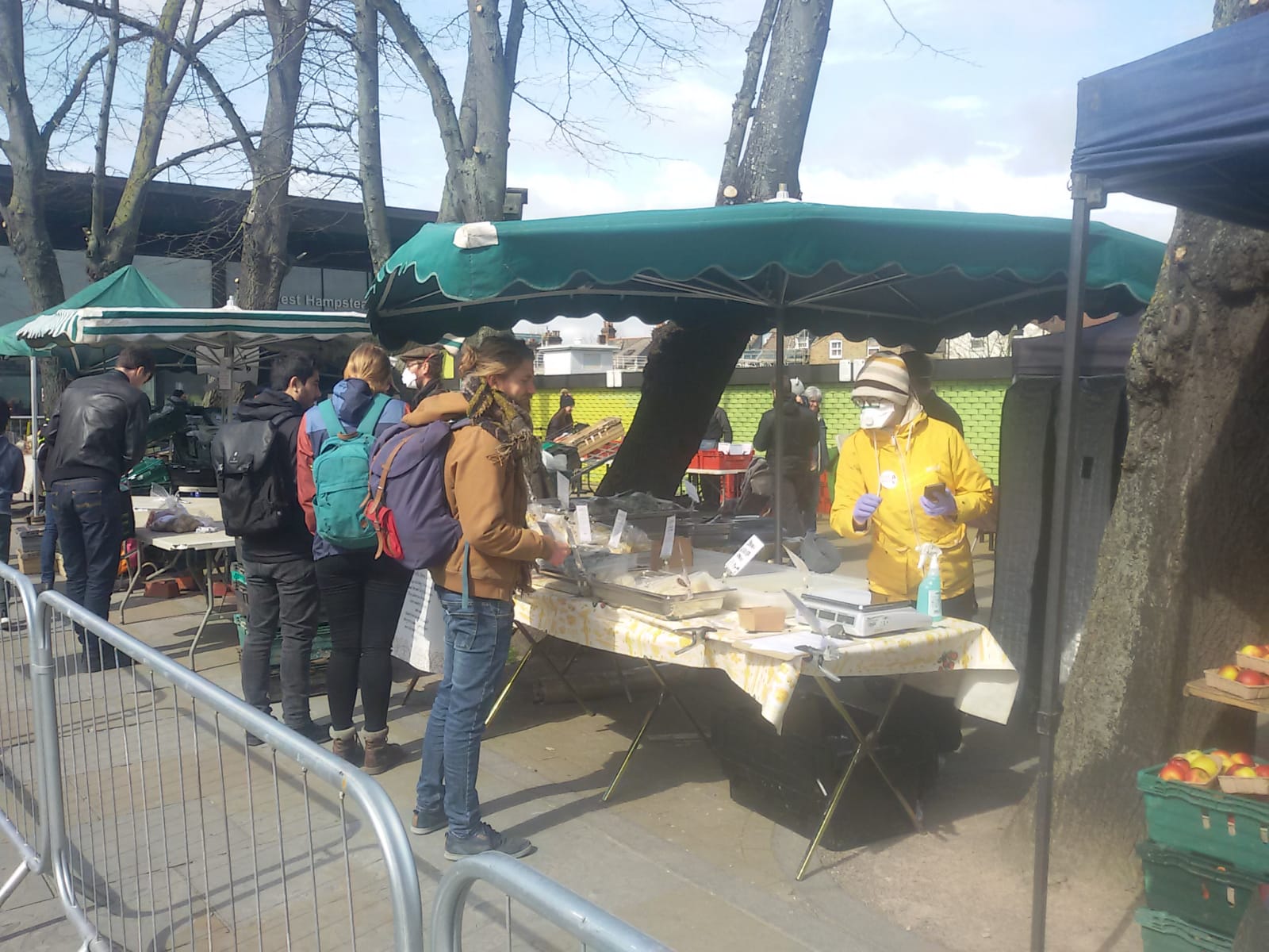 Police check West Hampstead Farmers Market for social distancing 4416cd05-761a-449f-853b-e1403b581e5d