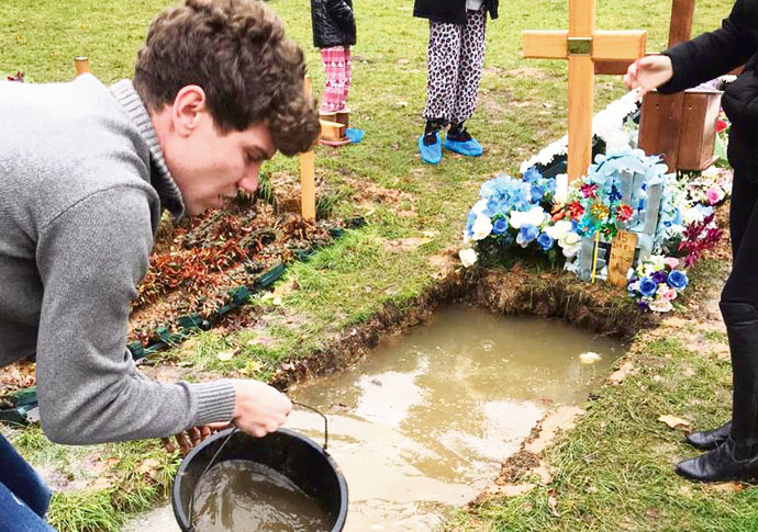 Bereaved families are left to save flooded graves Flooded graves