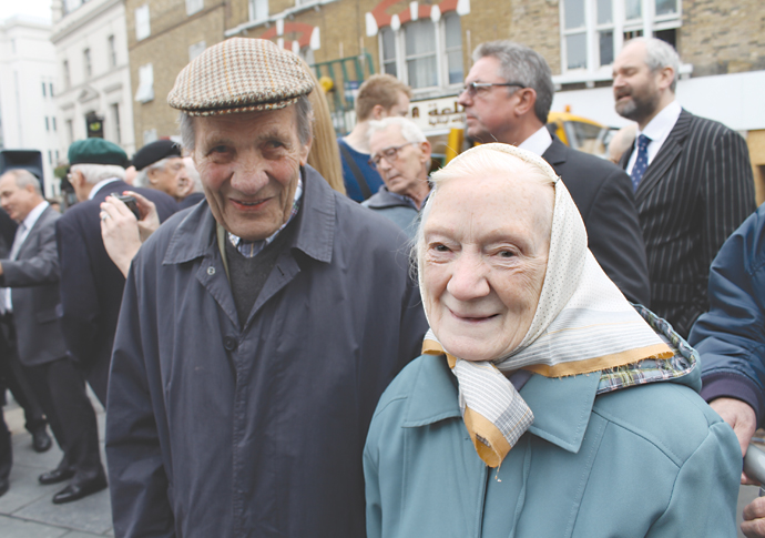 John and Mary mount at POW unveiling_21-09-2012