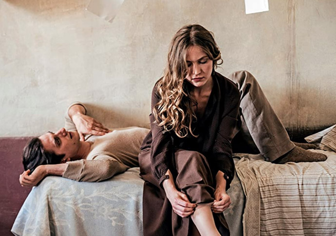 Martin Eden: grime of the mariner is left behind Luca Marinelli and Jessical Cressy in Martin Eden