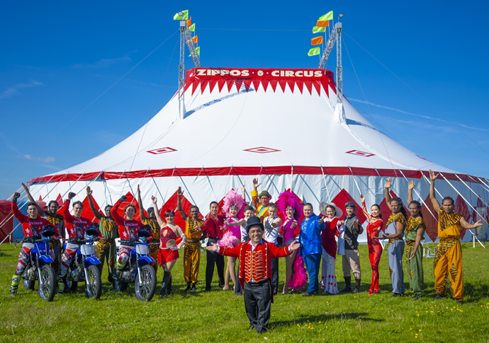 ZIPPOS CIRCUS: BACK ON THE ROAD AGAIN! Zippos Circus Performers_ZIPPOS CIRCUS 2021 CARNIVAL!_Photographer Piet-Hein Out