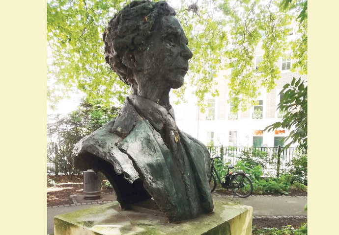 Bertrand Russell is not looking so good! Bertrand Russell statue