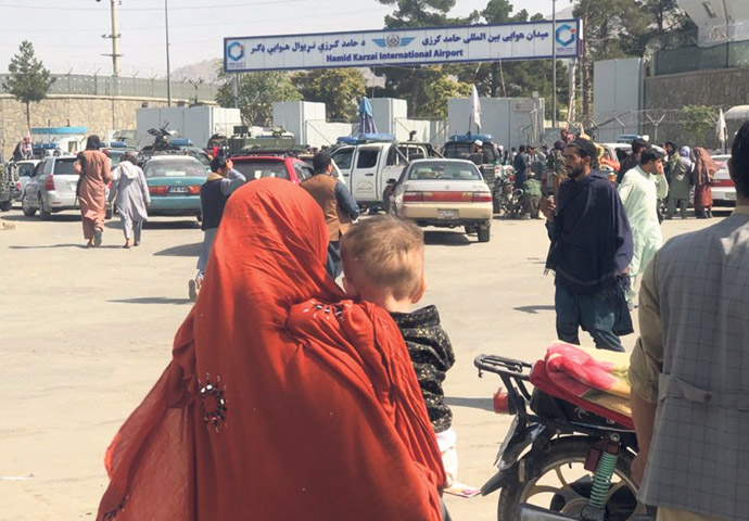 Crowds at Kabul International Airport_photo voa wikimedia commons