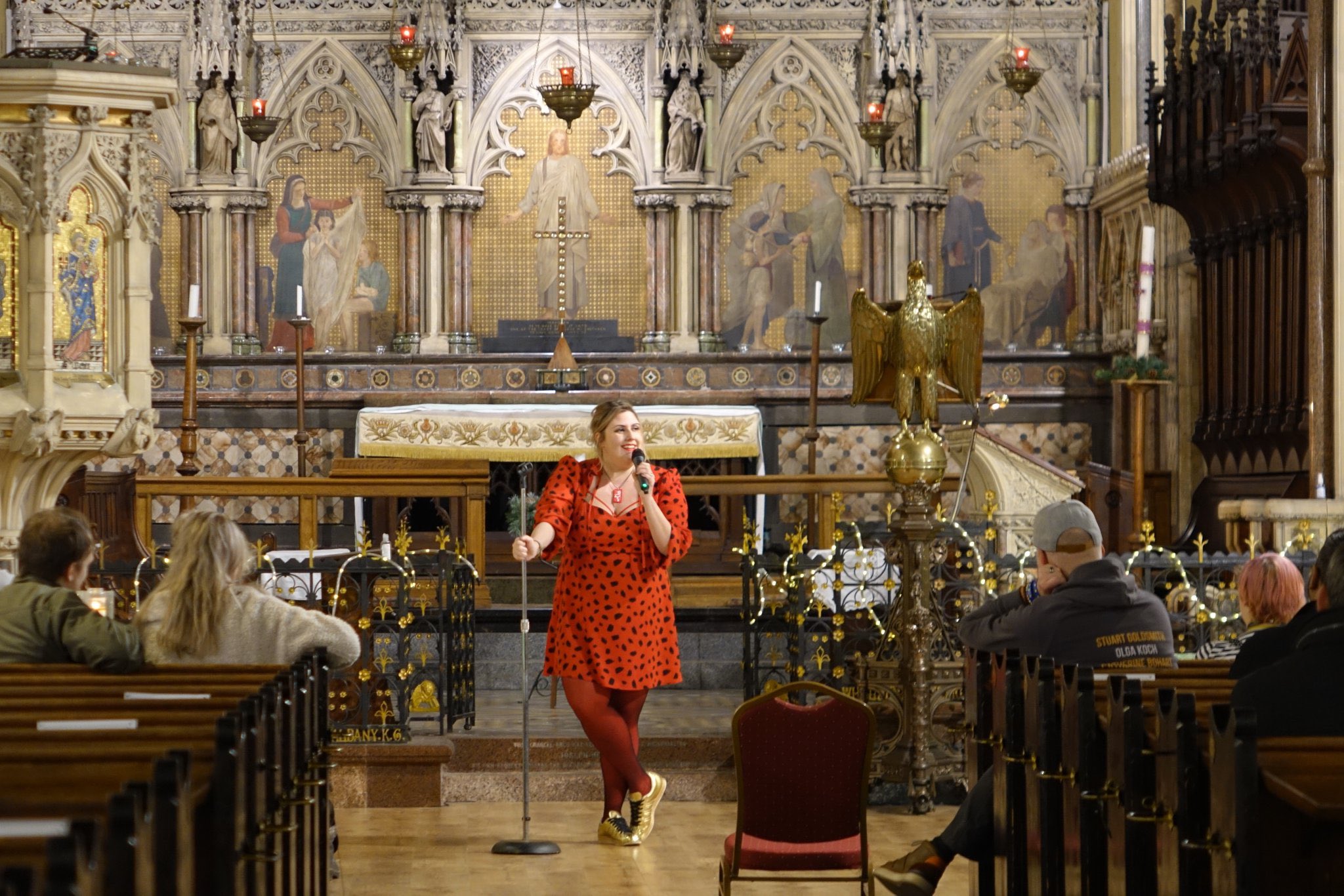 Church hosts comedy gigs as vicar opens pews to acts nSYQH_Wb