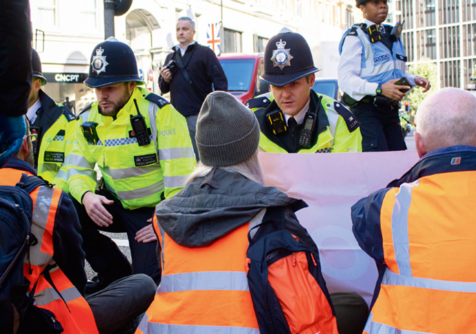Oil protesters: ‘We have to escalate because things are so dire right now’ Just stop oil 04-face off new