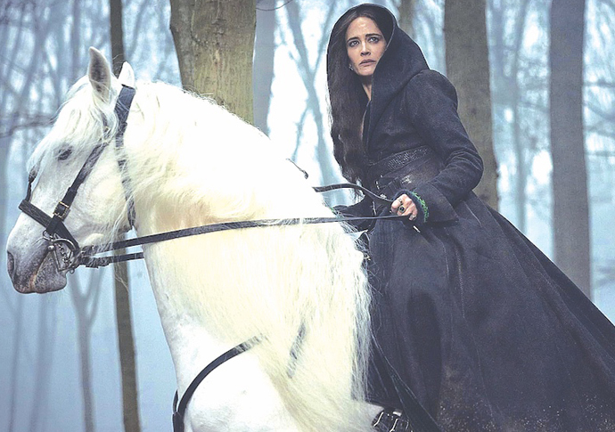 Sword fights and seduction in joyful The Three Musketeers: Milady Eva Green on horse