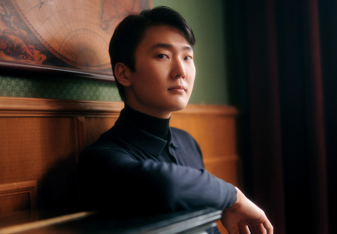 Seong-Jin_Cho_2_Christoph Koestlin_DG