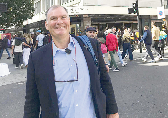 Harrington: A stroll along traffic-free Oxford Street Gulliver_Tom Kearney in Oxford Street by Barbara Hepworth sculpture
