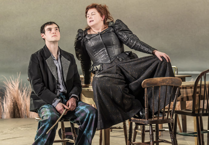 Playboy of the Western World_Éanna Hardwicke (Christy Mahon) and Siobhán McSweeney (Widow Quin)_c) Marc Brenner 02922