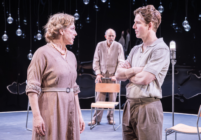 Copenhagen_Alex Kingston (Margrethe), Richard Schiff (Bohr), Damien Molony (Heisenberg)_Copenhagen_07606_credit Marc Brenner