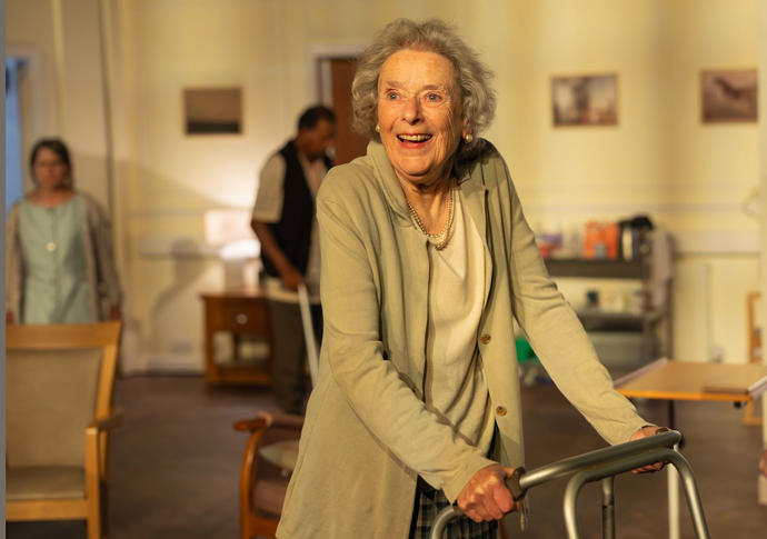 Linda Bassett and Ann Mitchell in CARE at the Young Vic (credit Johan Persson)
