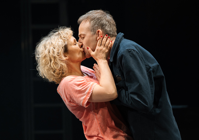 Review: Stage Kiss, at Hampstead Theatre MyAnna Buring (She) and Patrick Kennedy (He) in Stage Kiss_credit Helen Murray_35