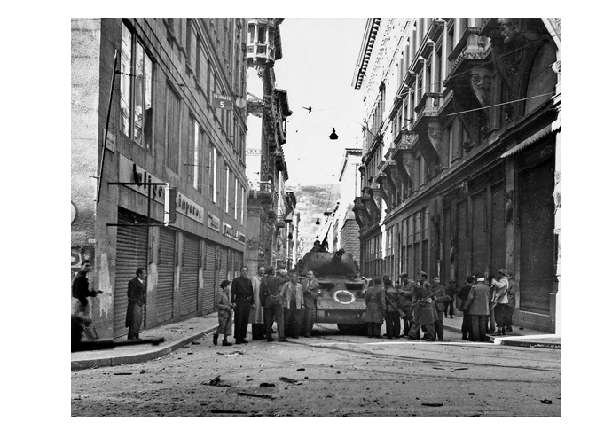 Pioneer sisters Marion Wulz_Tank Surrounded by Yugoslav Partisans_Trieste_2 May 1945_gelatin silver print Florence_ Archivi Alinari-Archivio Studio Wulz